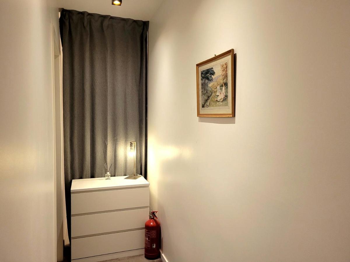 Brand New Iris Room With Private Bathroom And Balcony Brussel Bagian luar foto
